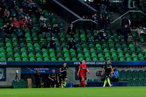 Voetbalclubs willen proef met supporters in het stadion corona