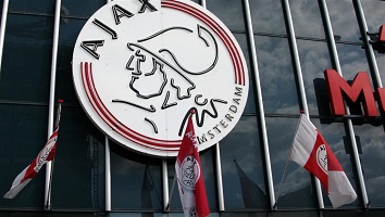 Ajax smelt kampioensschaal om: bericht gaat de wereld over
